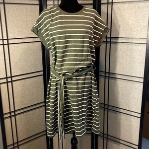 Betseys Boutique Shop size M tee style dress olive green